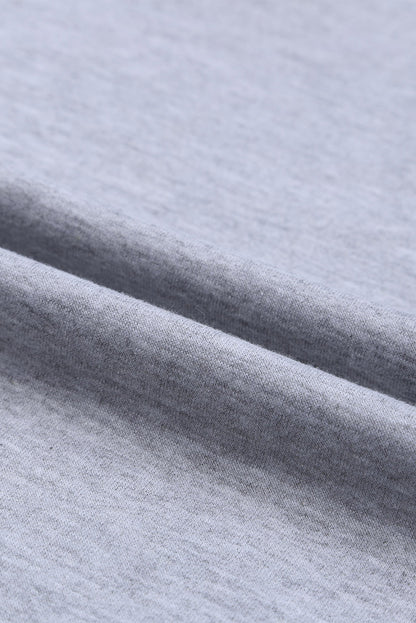 Grauer spaghetti-träger-overall mit aufgesetzten taschen und weitem bein