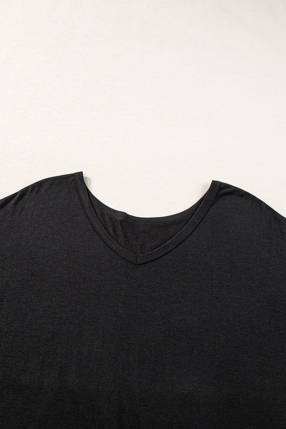 Schwarzer v-ausschnitt mit versteckten taschenschlitzen maxi-t-shirt-kleid