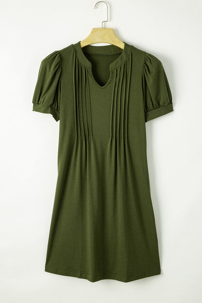 Ferngrünes T-Shirt-Kleid mit plissiertem Ausschnitt und Puffärmeln