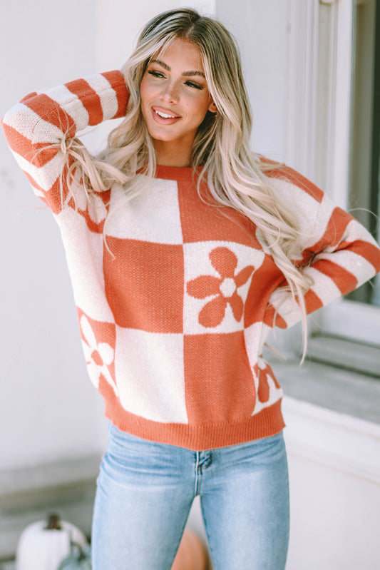 Brauner pullover mit kariertem blumenmuster und gestreiften ärmeln