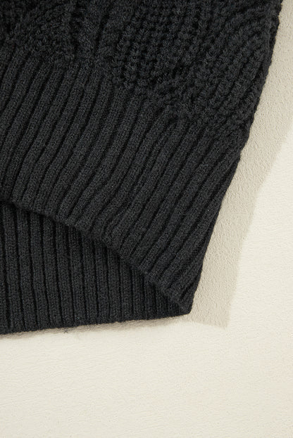 Schwarzer strickpullover mit v-ausschnitt und hohlen schultern