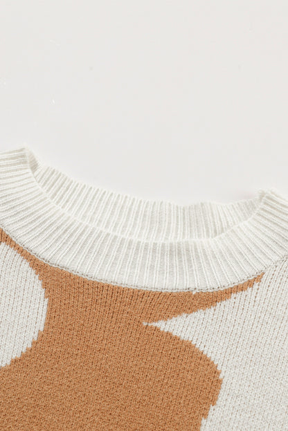 Khakifarbener pullover mit großem blumenmuster und hängenden schultern