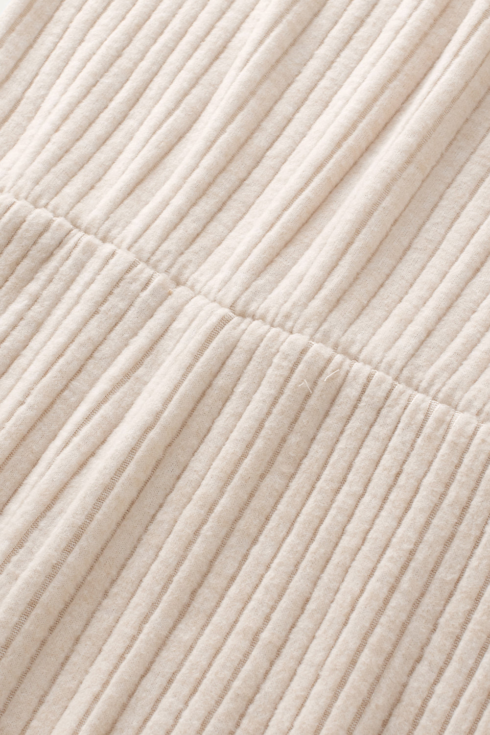 Pergamentfarbener gerippter kurzarm-overall mit weitem bein