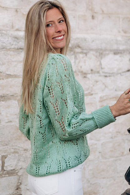 Grüner pointelle-pullover aus transparentem strick