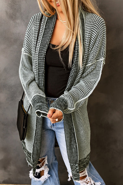Graue karierte strickjacke mit offener vorderseite