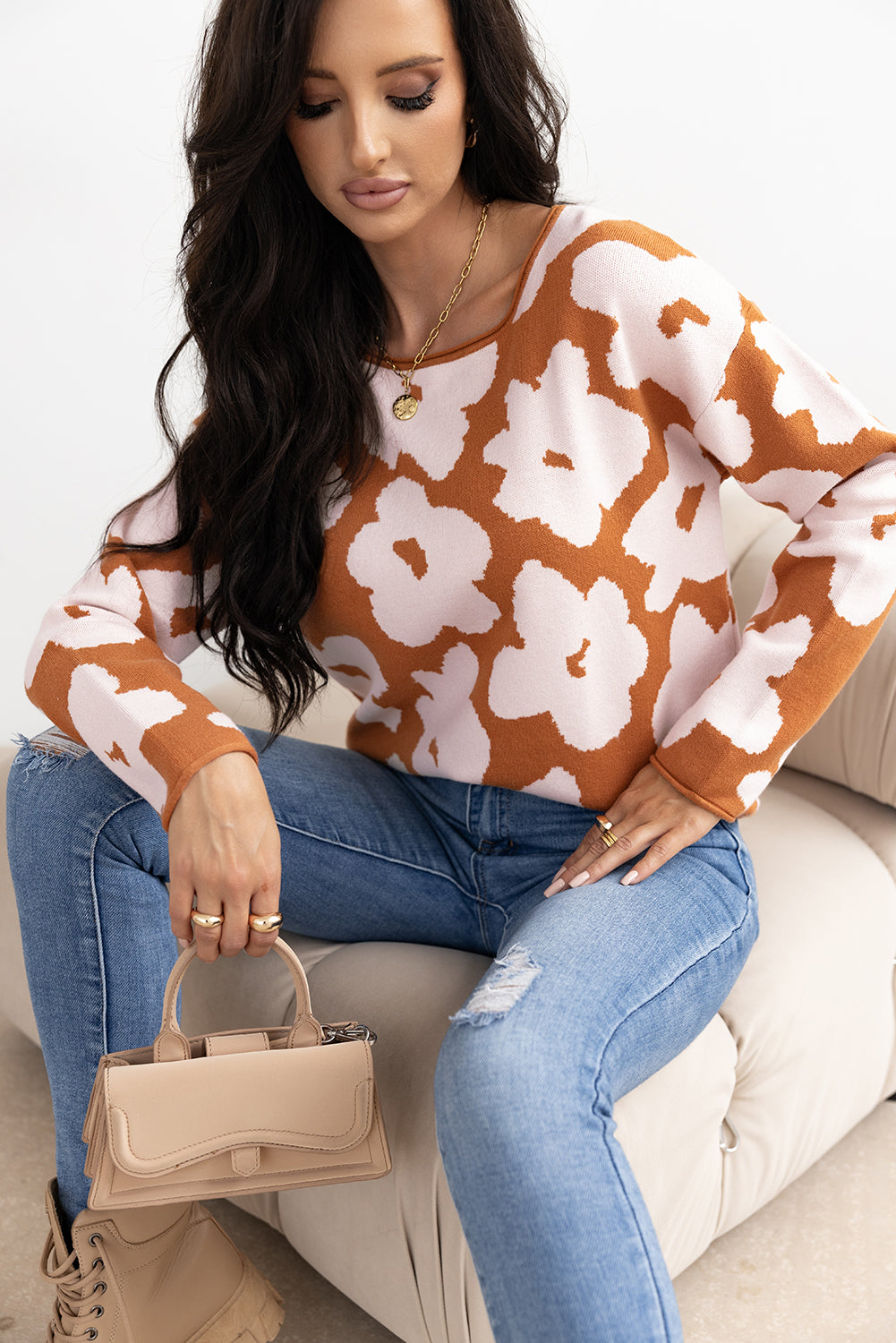 Braunes blumenmuster rundhalsausschnitt langarm pullover