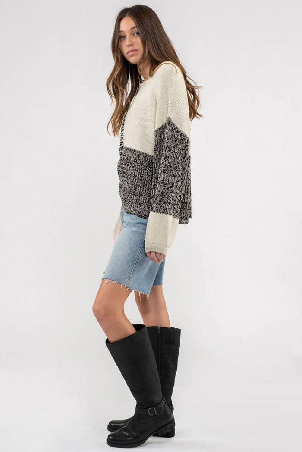 Schwarzer neutraler colorblock pullover zum binden