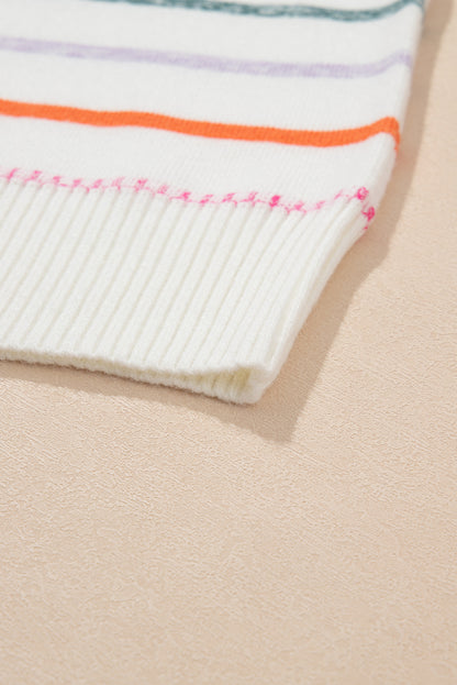 Weißer bunt gestreifter pullover mit rippstrickmuster