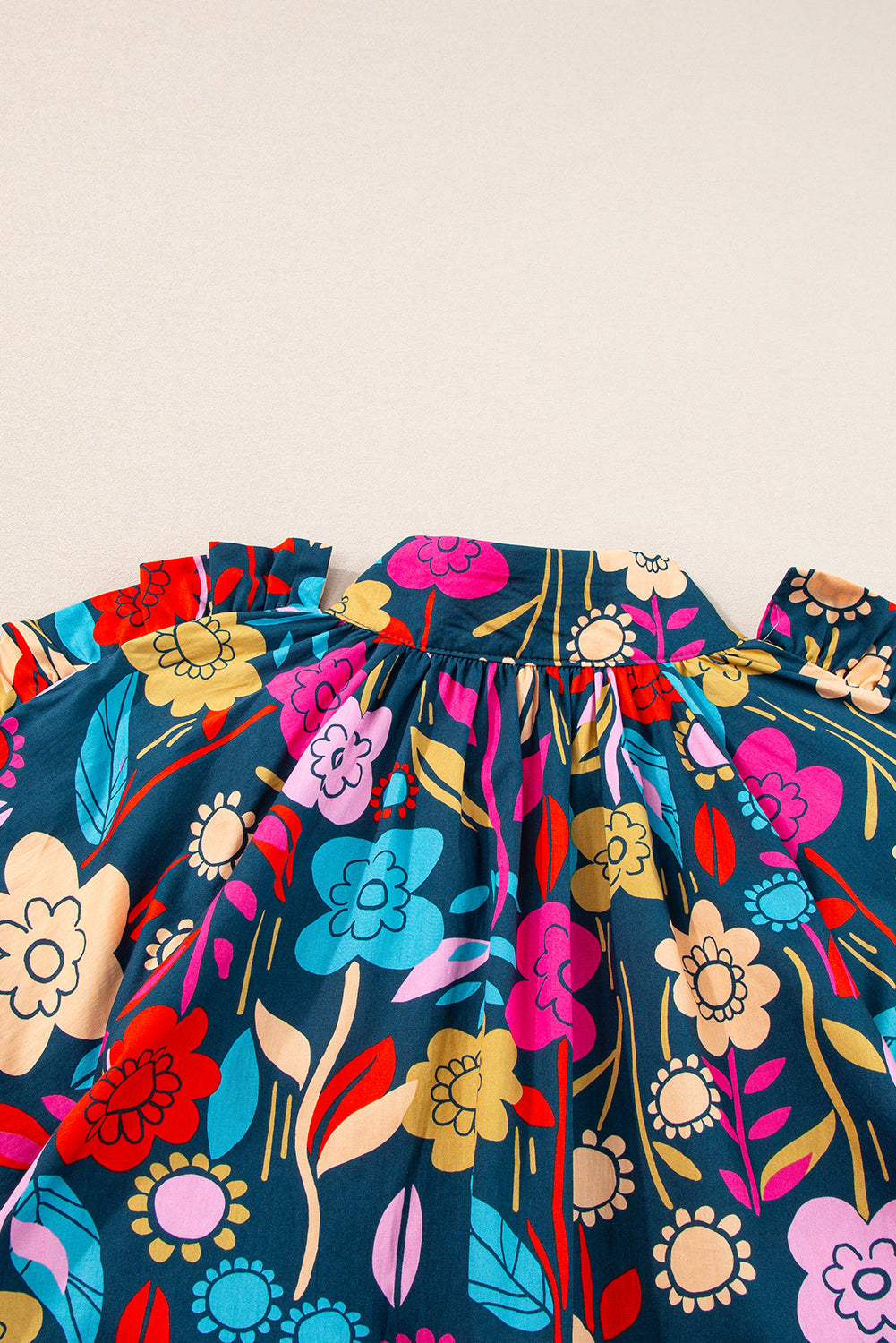 Grünes Minikleid mit Puffärmeln und Rüschen mit Blumendruck