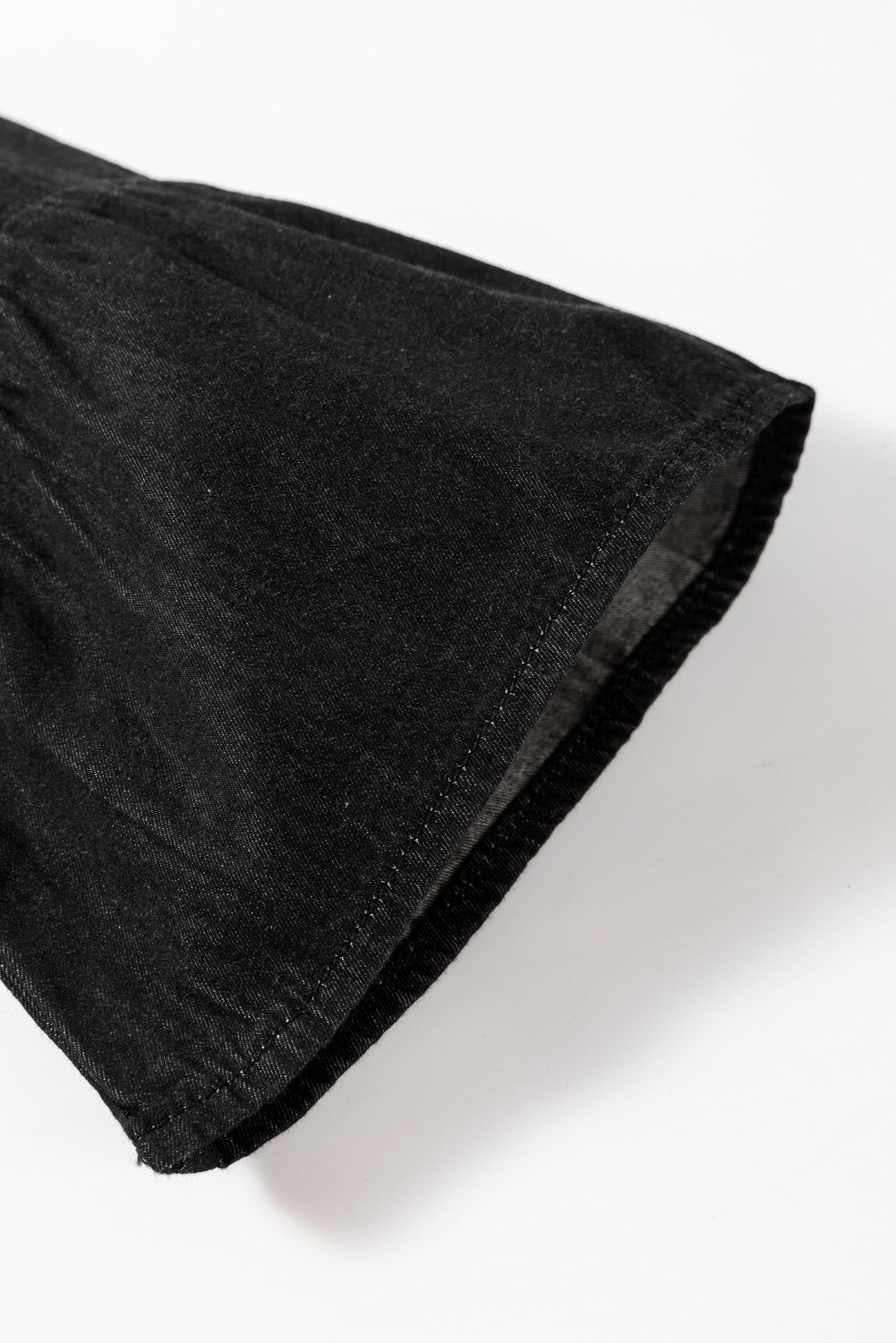 Schwarzes chambray minikleid mit gerafften 3/4-ärmeln und geschlitztem v-ausschnitt