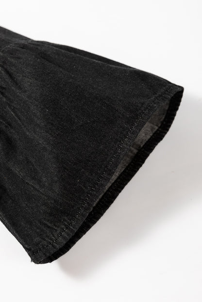 Schwarzes chambray minikleid mit gerafften 3/4-ärmeln und geschlitztem v-ausschnitt