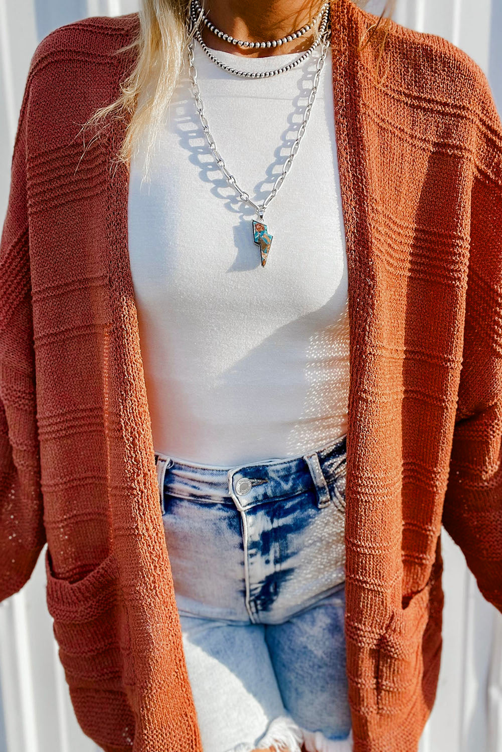 Tomatenrote strickjacke mit taschen und offener vorderseite aus strukturiertem strick