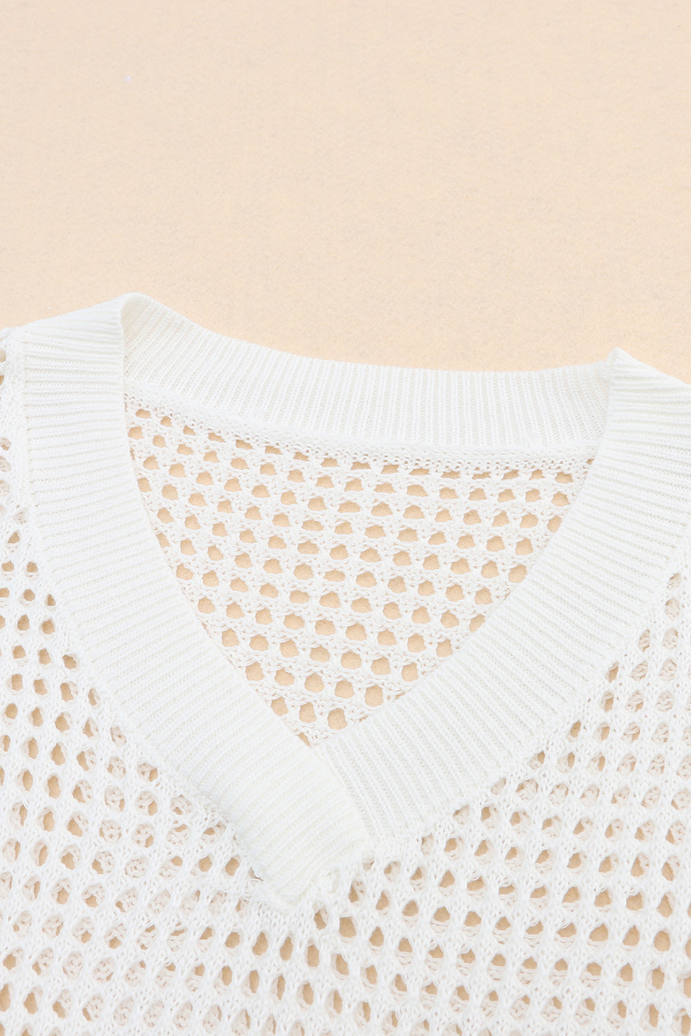 Weißer, hohl gestrickter pullover mit lockerem v-ausschnitt