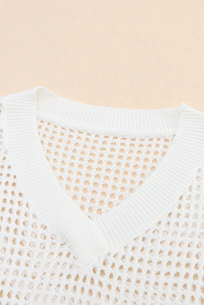 Weißer, hohl gestrickter pullover mit lockerem v-ausschnitt