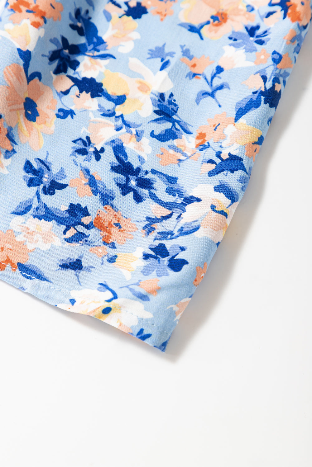 Himmelblaues gerafftes maxikleid mit blumendruck