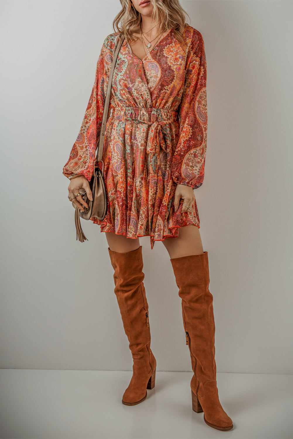 Orangefarbenes boho paisley print langärmeliges minikleid mit gürtel und plissee