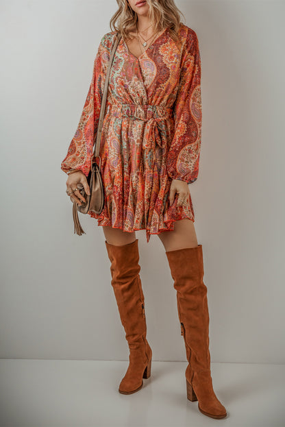 Orangefarbenes boho paisley print langärmeliges minikleid mit gürtel und plissee