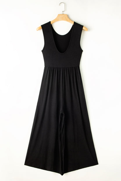 Schwarzer jumpsuit mit weitem bein und offenem rücken