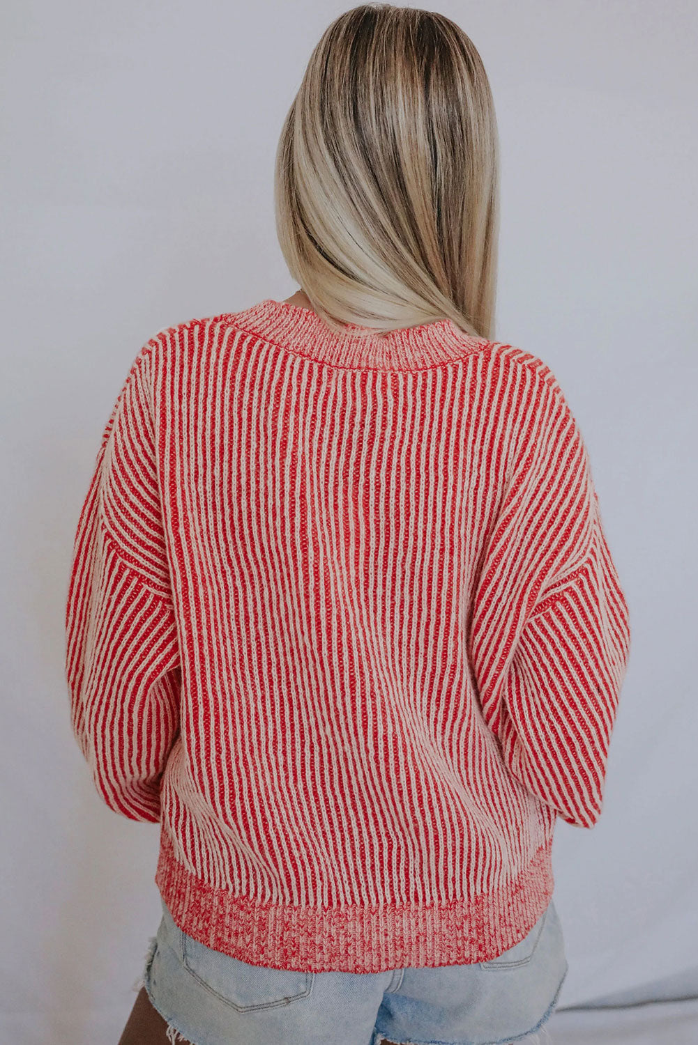 Gestreifter druck gerippter besatz pullover mit rundhalsausschnitt