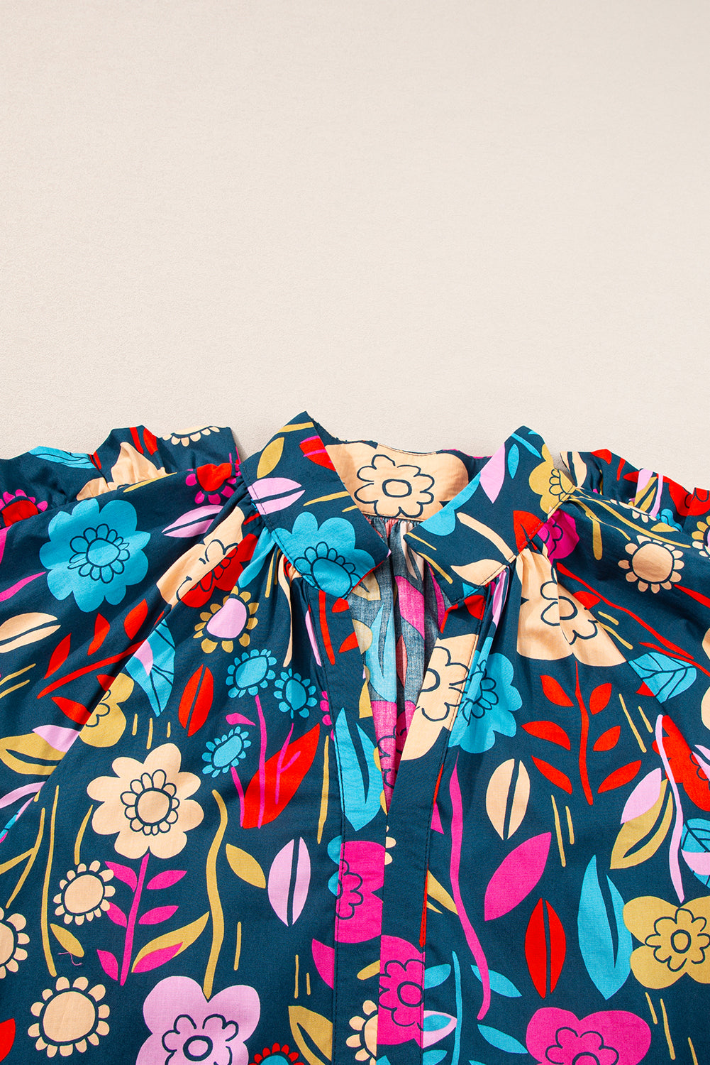 Grünes Minikleid mit Puffärmeln und Rüschen mit Blumendruck