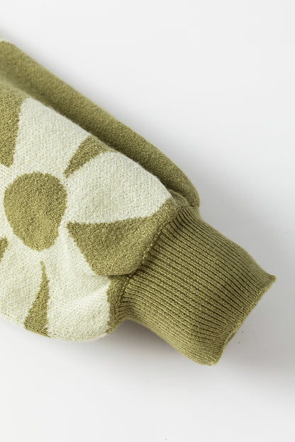 Spinatgrüner pullover mit großer blume und rippstrickmuster