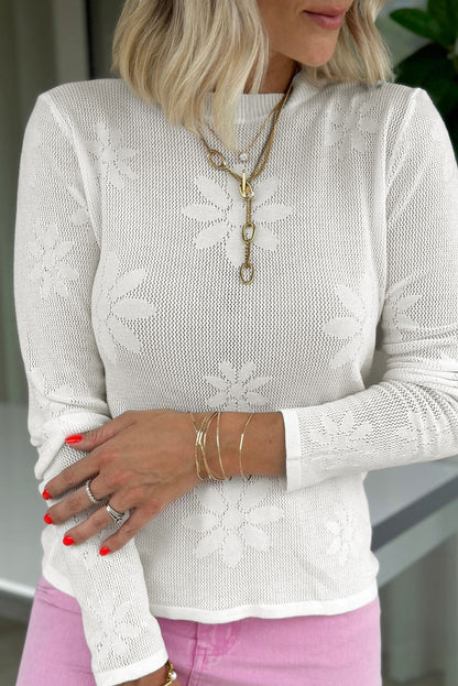 Weißer blumenstrickpullover mit langen ärmeln