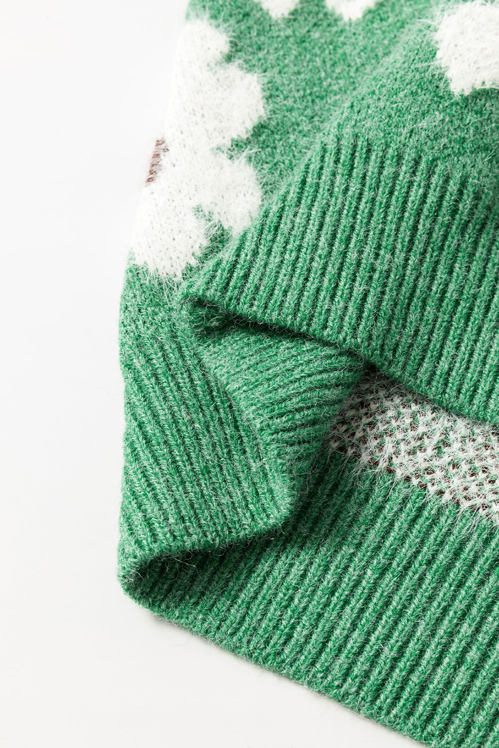 Grüner pullover mit floralem muster und halbem reißverschluss an der schulter