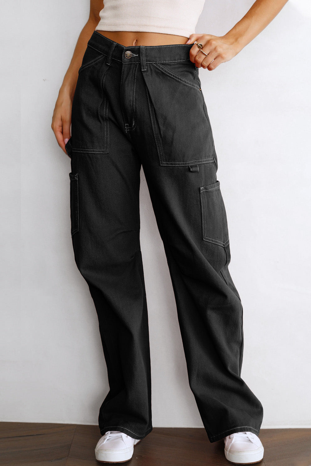 Schwarze cargo-hose mit hoher taille und geradem bein und taschen
