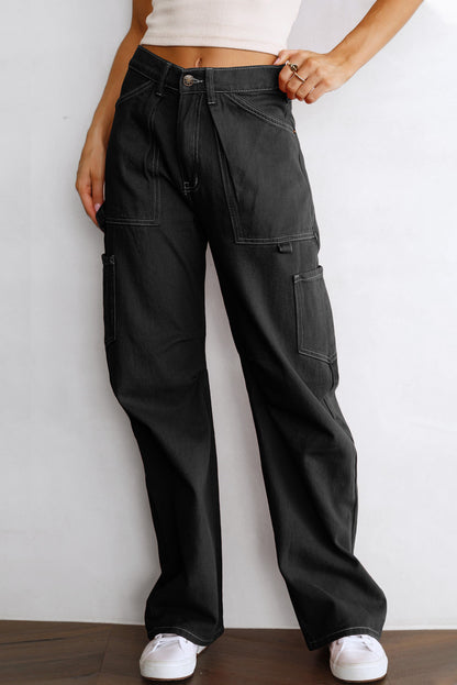 Schwarze cargo-hose mit hoher taille und geradem bein und taschen