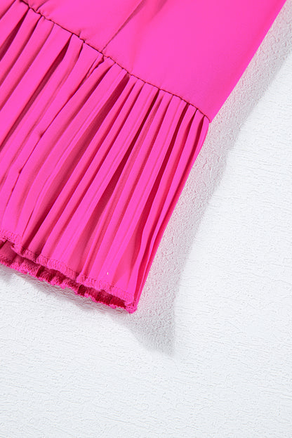 Leuchtend rosafarbenes, plissiertes, geflattertes minikleid