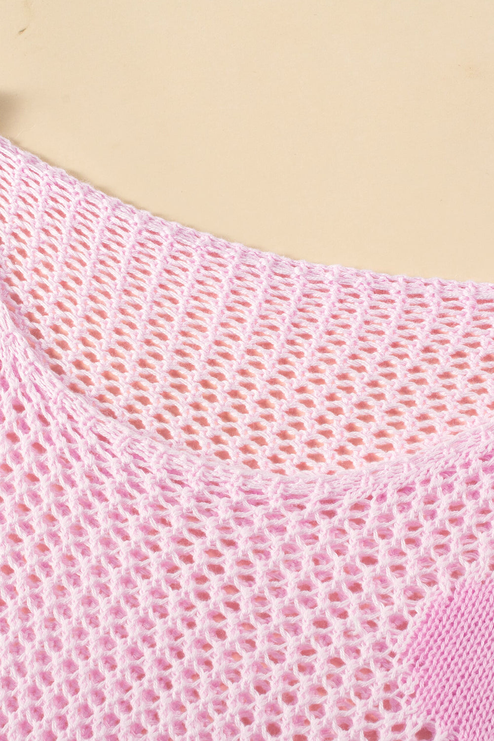 Rosafarbener pullover mit großer blume und hohlen schultern aus strick