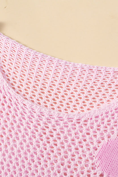 Rosafarbener pullover mit großer blume und hohlen schultern aus strick