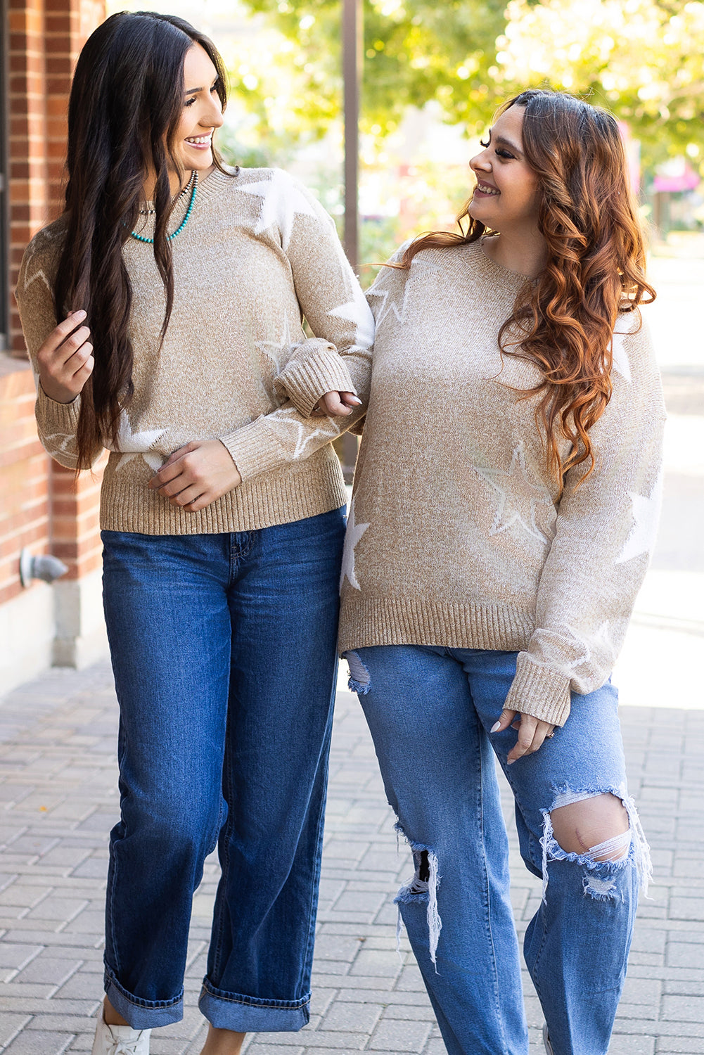 Khakifarbener pullover mit sternchenmuster und tropfenschulter