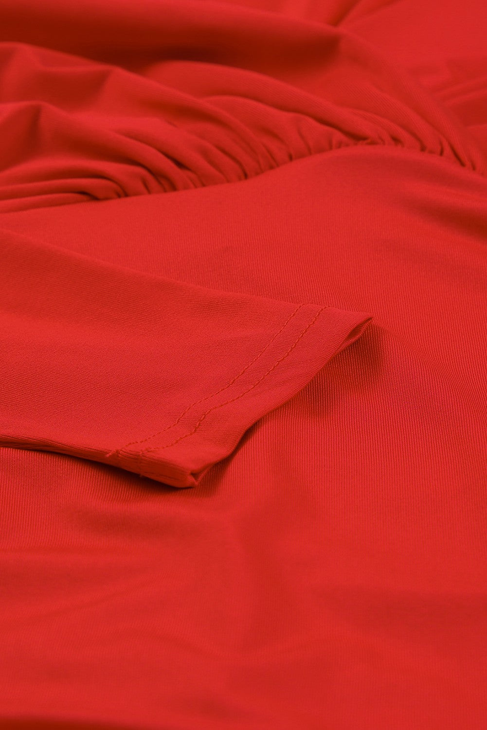 Feurig rotes langärmeliges wickelkleid mit gerüschtem v-ausschnitt und bodycon-kleid
