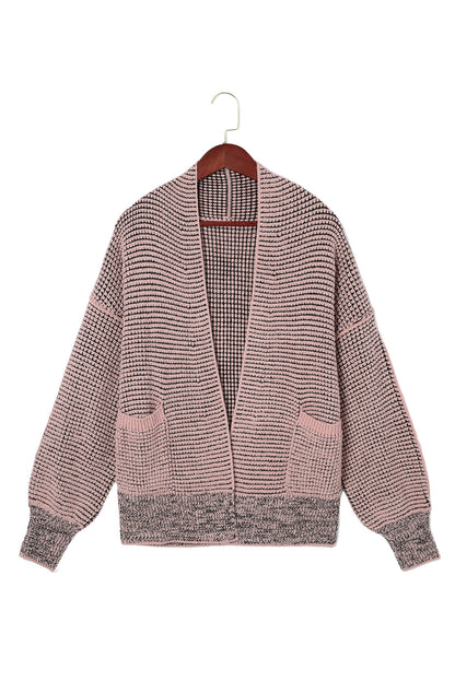 Rosa strickjacke mit waffelstrick und übergroßem kragen