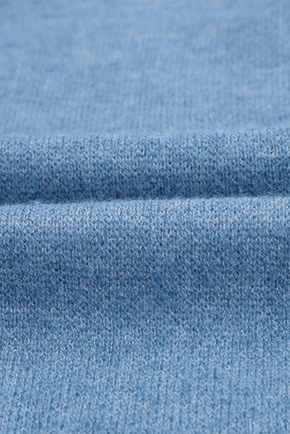 Blaue strickjacke mit aztekenmuster und offener vorderseite
