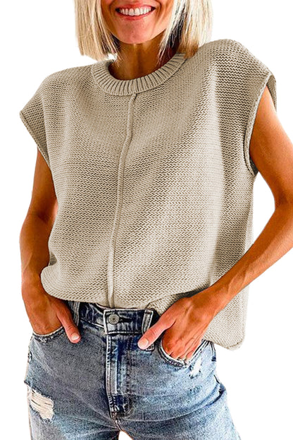 Haferflockenfarbener pullover mit gestrickten ärmeln