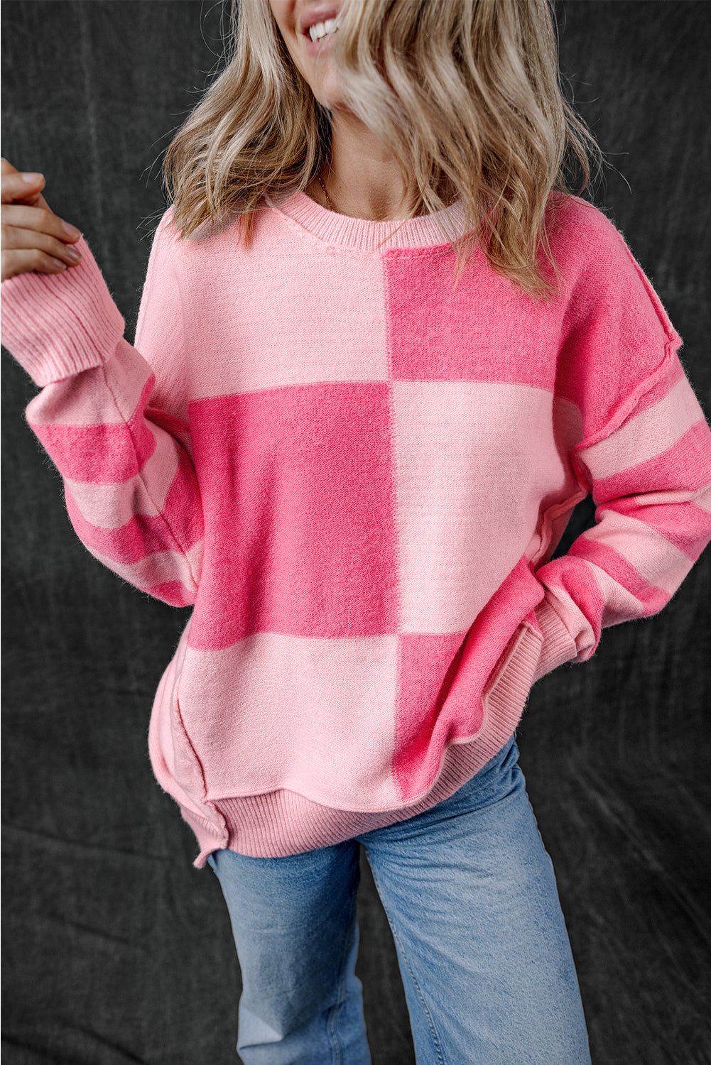 Rosa karierter, gestreifter, hochgeschlossener pullover mit farbblockmuster