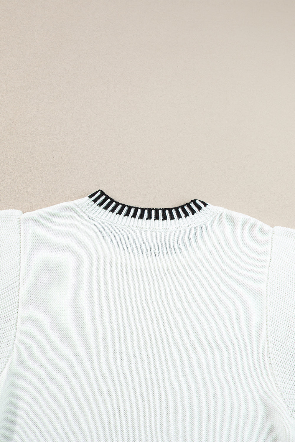 Weißer kontraststreifen rundhalsausschnitt batwing-ärmel gestricktes top