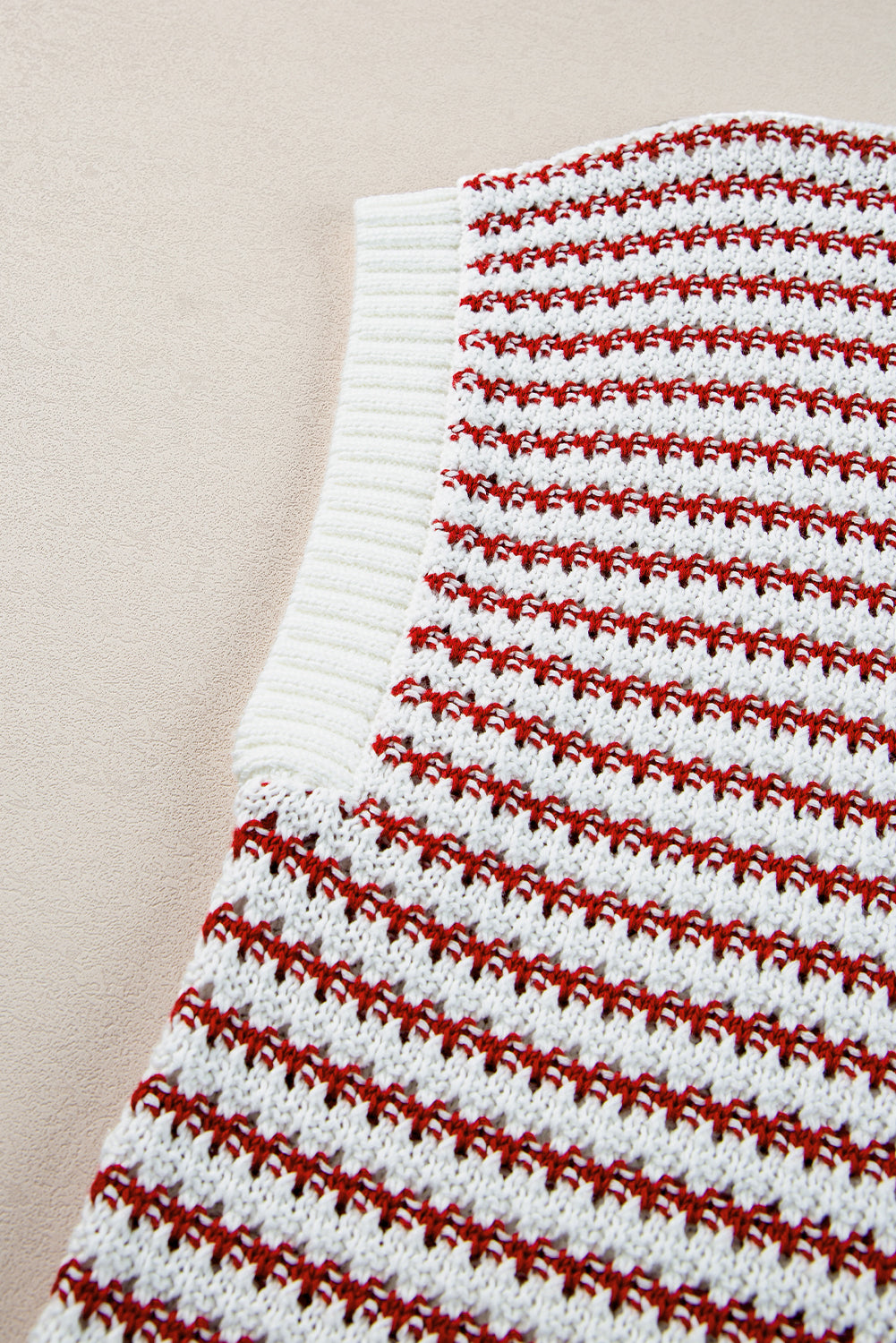 Rot gestreifte, gerippte weste mit lockerer passform und gestricktem pullover