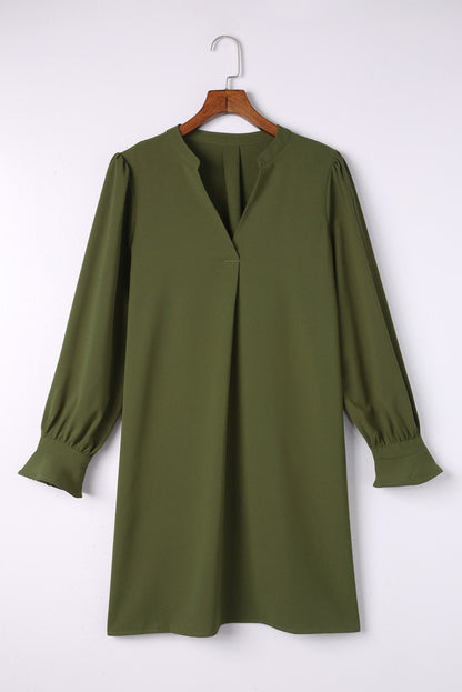Grünes shirtkleid mit gerafften ärmeln und geteiltem v-ausschnitt