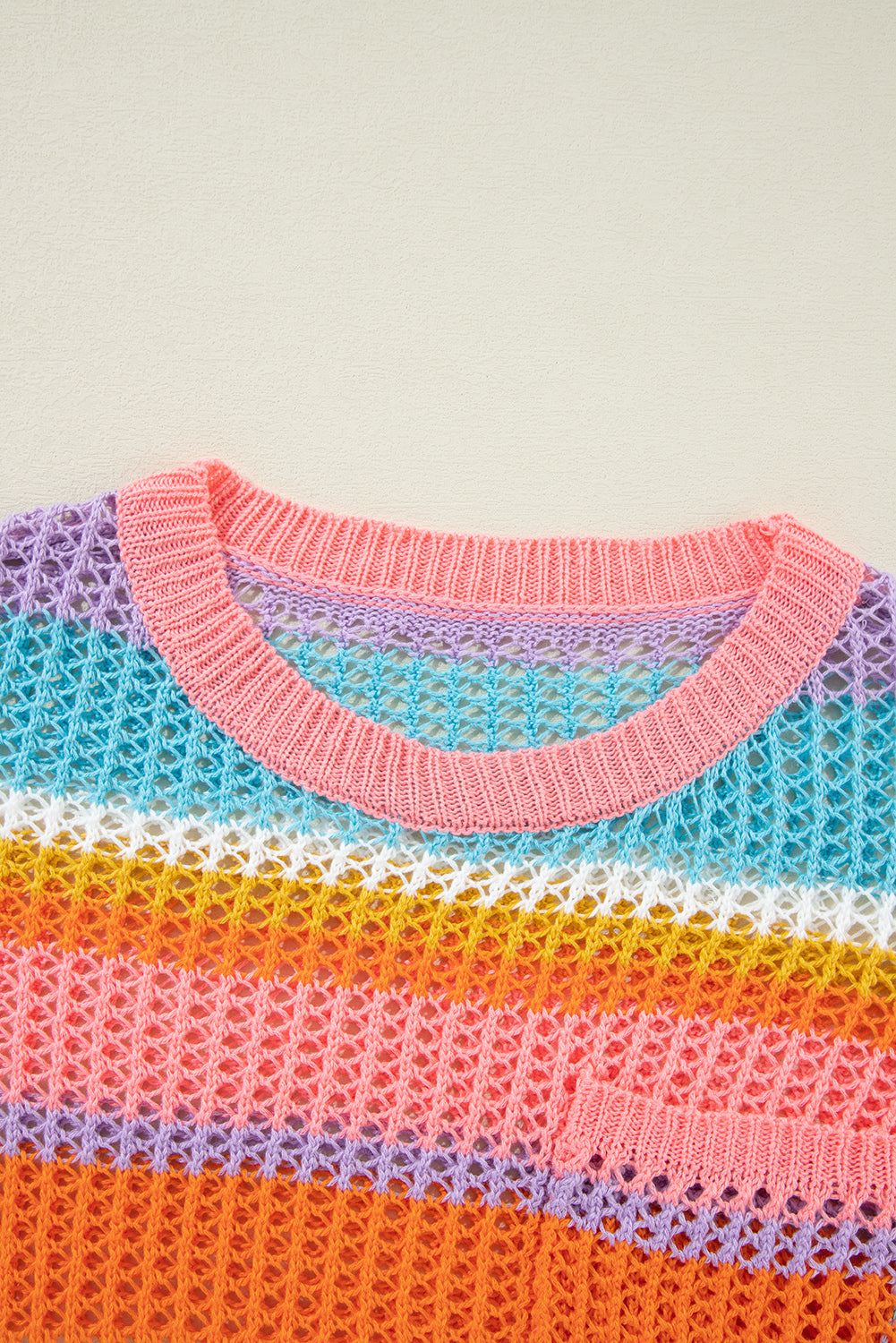 Rosa gestreifter colorblock pullover mit 3/4-ärmeln aus gehäkeltem material