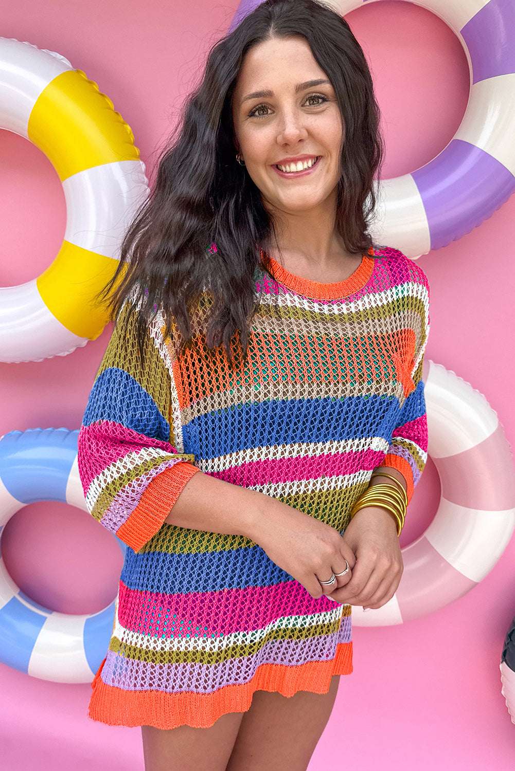 Orange gestreifter colorblock pullover mit 3/4-ärmeln aus gehäkeltem material