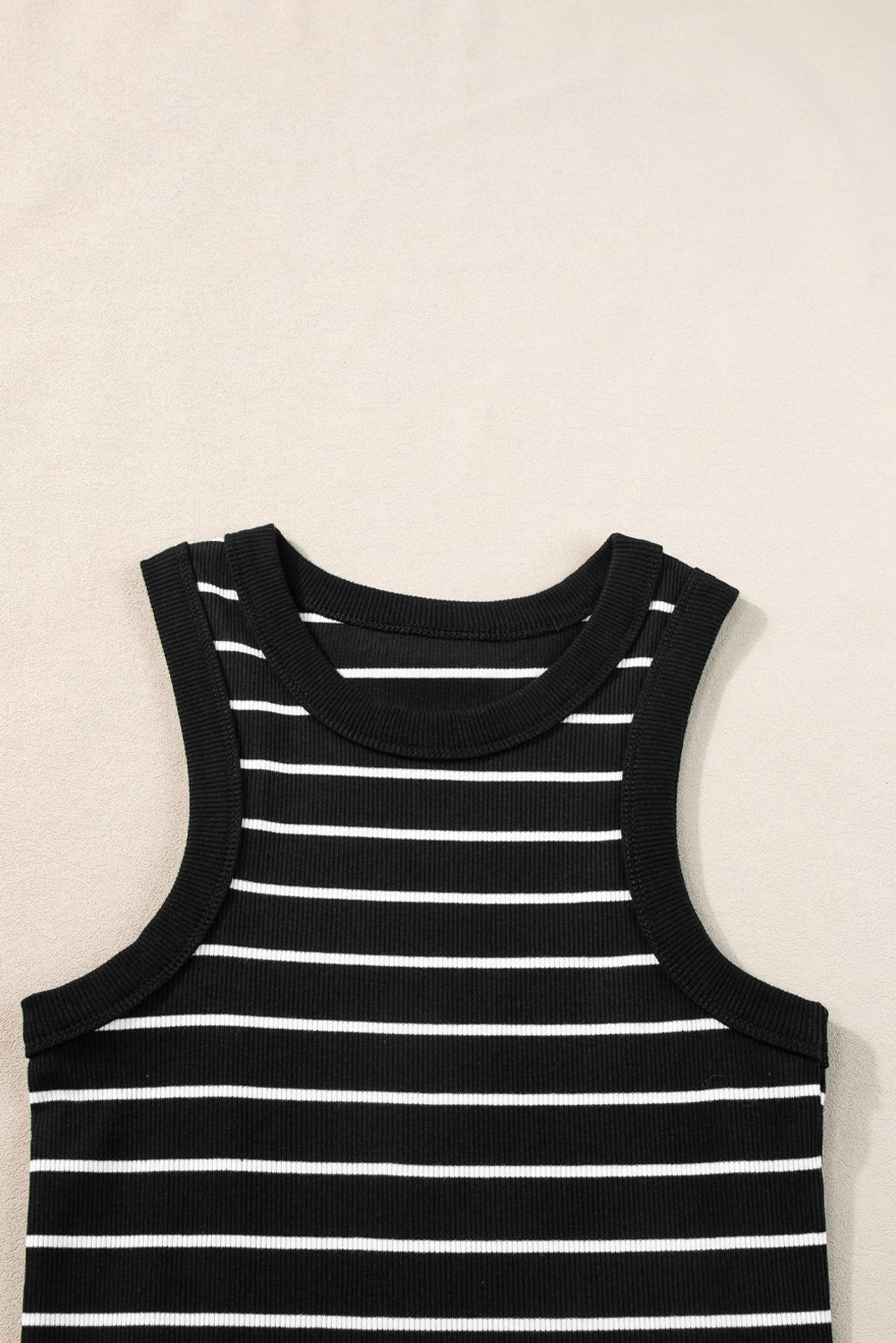 Schwarzes gestreiftes rippenstrick-tank-minikleid