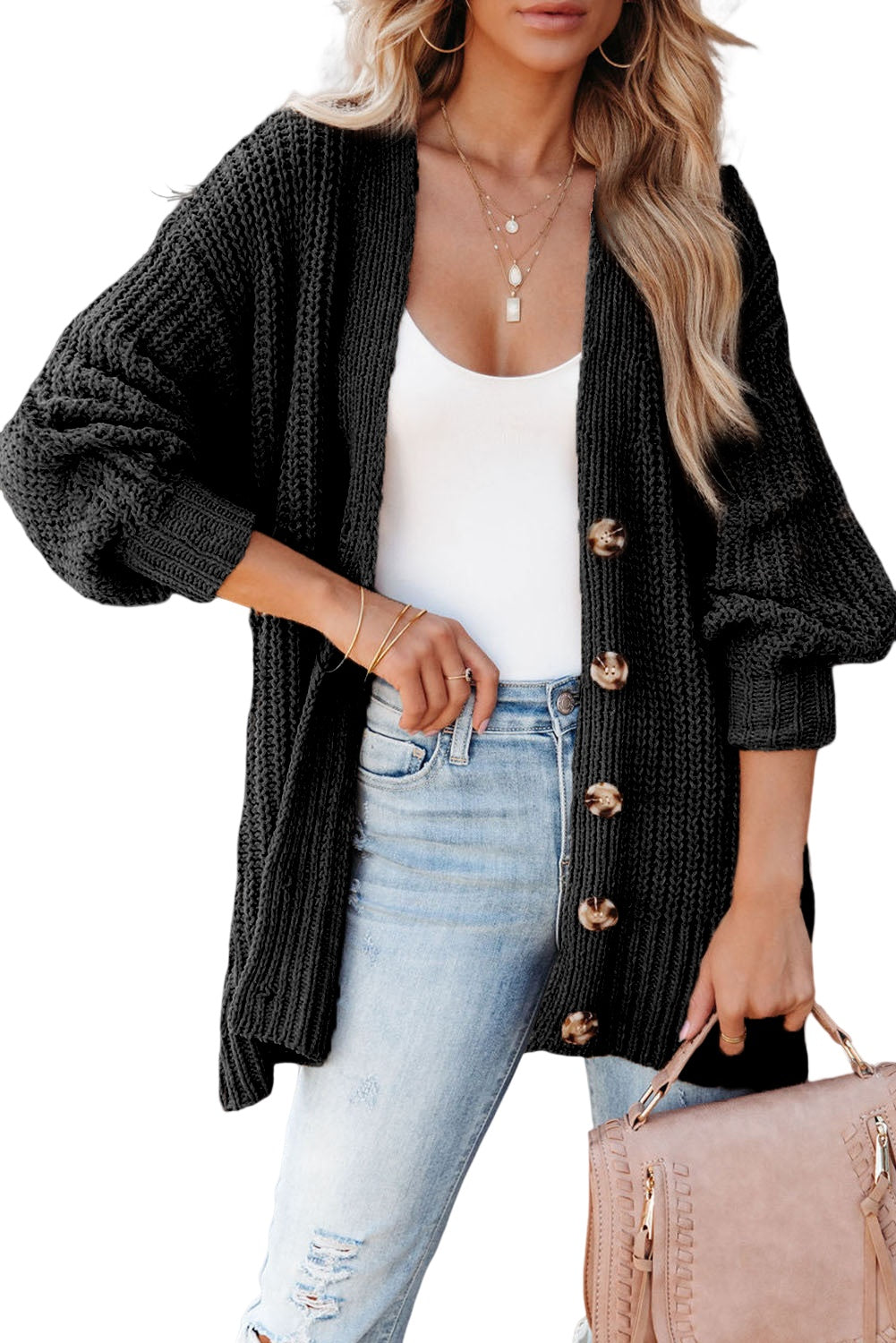 Schwarzer strickcardigan mit knöpfen an der vorderseite und hängeschultern