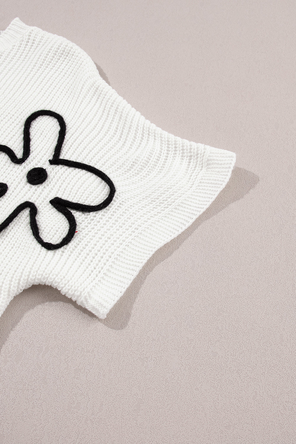 Weißes pullover-top mit blumenstickerei