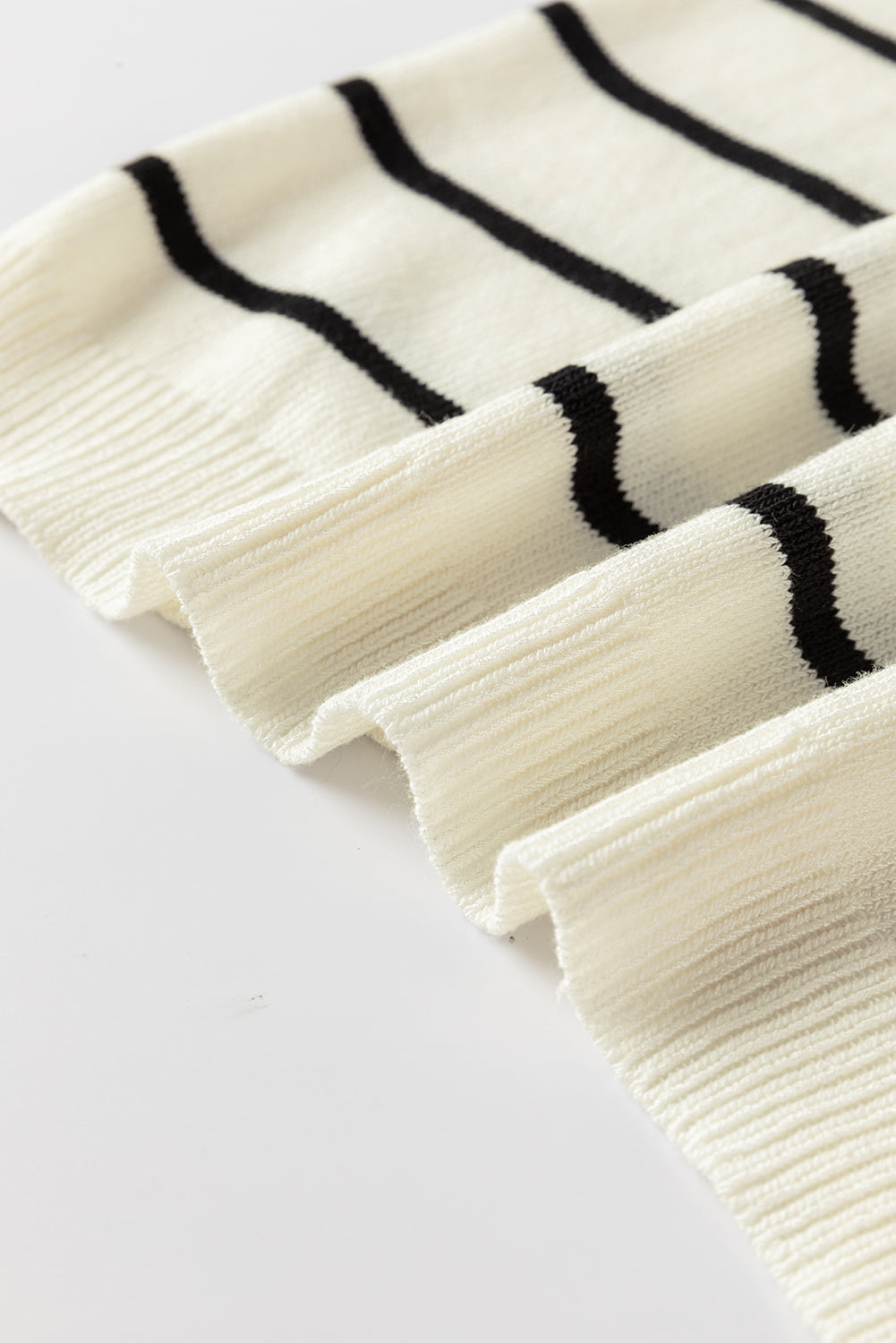 Weiß gestreifte pullover-weste mit rundhalsausschnitt