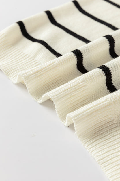 Weiß gestreifte pullover-weste mit rundhalsausschnitt