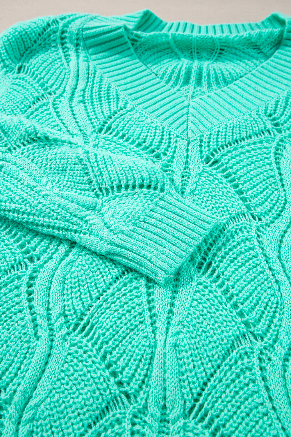 Mintgrüner strickpullover mit hohlem v-ausschnitt und tropfenschulter