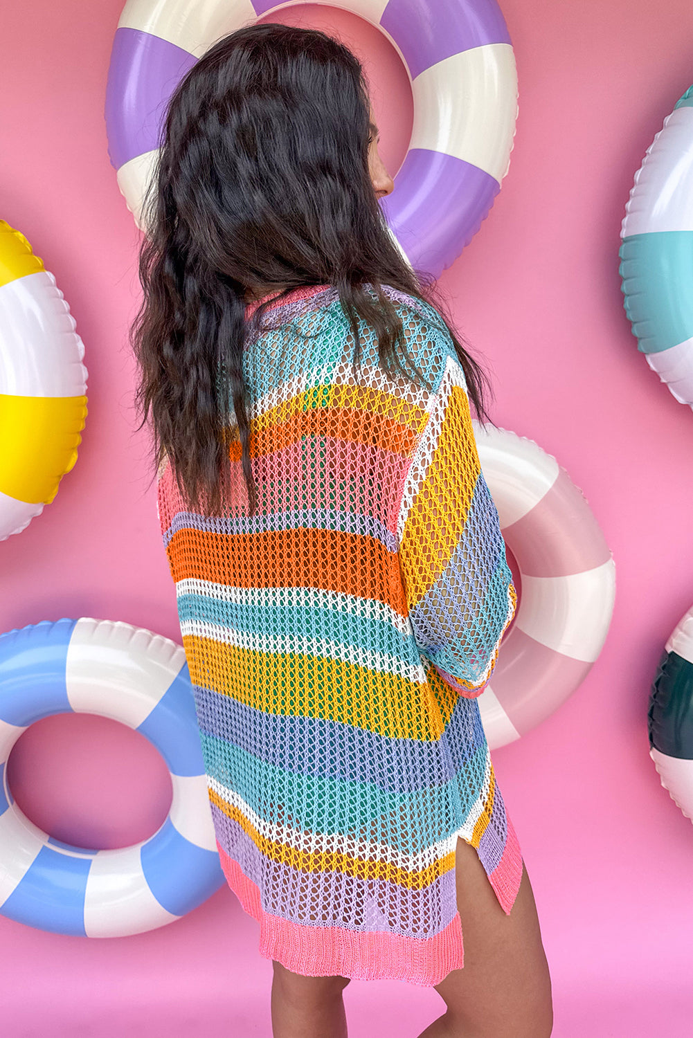 Rosa gestreifter colorblock pullover mit 3/4-ärmeln aus gehäkeltem material